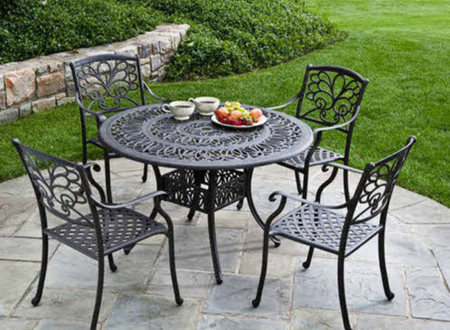 tham-khao-dia-chi-cung-cap-ban-ghe-san-vuon-gia-re-tai-ha-noi- 2